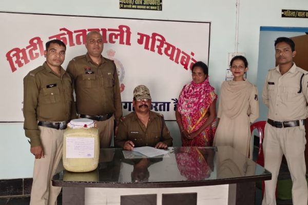 Gariaband police arrested a woman with 15 liters of illicit Mahua liquor