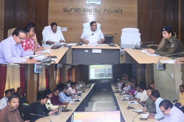 Collector Agrawal gave instructions in the time-limit meeting