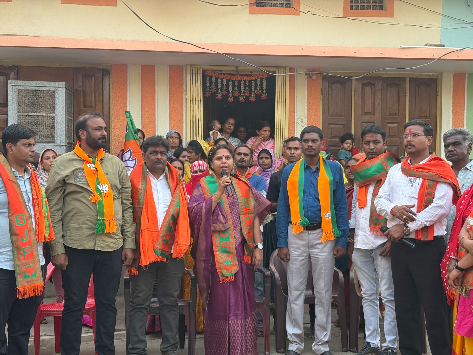 BJP MP Rupkumari Choudhary conducted public outreach in various city wards, seeking votes for development