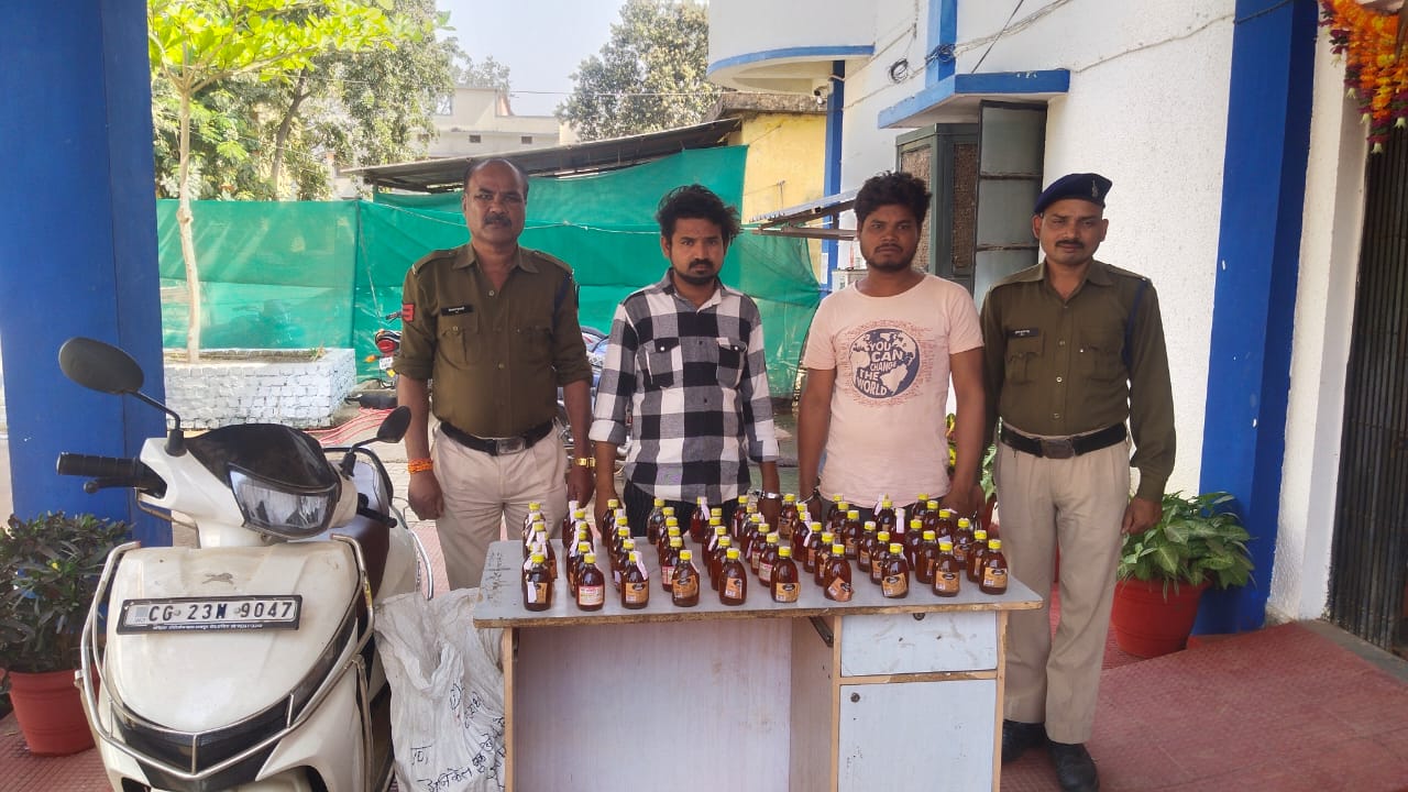 Gariyaband Police Arrested Two Accused with 10 Liters of Illegal Country Liquor Masala